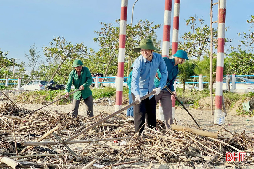 Lãnh đạo xã Thạch Khê xắn tay cùng bà con dọn dẹp vệ sinh môi trường sau bão lũ. bqbht_br_1.jpg