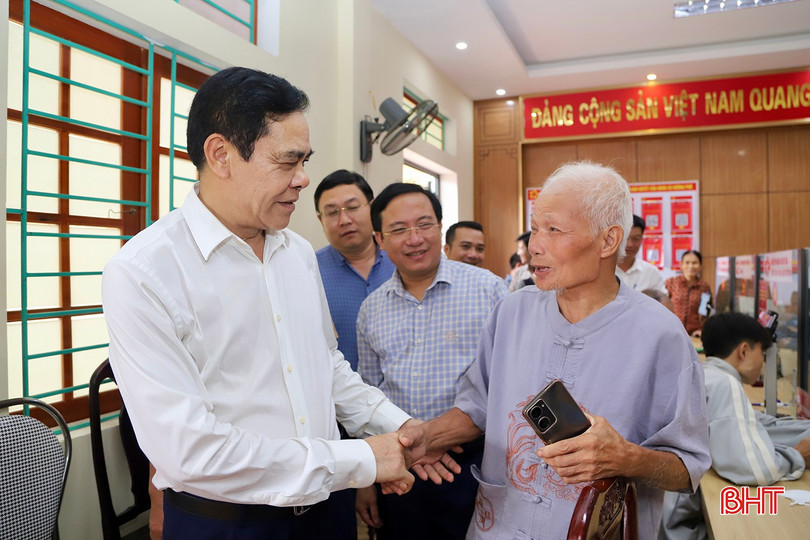 Chủ tịch UBND tỉnh Võ Trọng Hải cùng đoàn công tác kiểm tra việc vận hành Trung tâm Phục vụ hành chính công xã Hương Phố (tháng 7/2025). bqbht_br_3.jpg