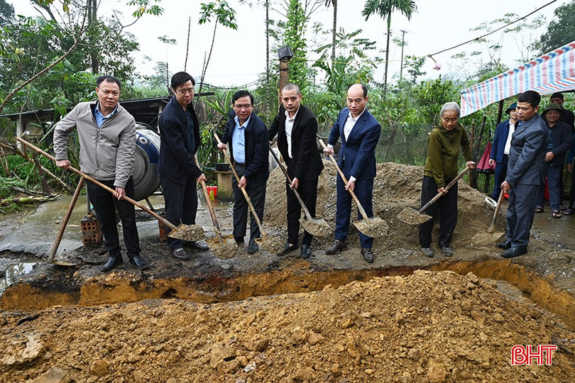 Các đại biểu và gia đình thực hiện nghi thức khởi công. bqbht_br_1.jpg