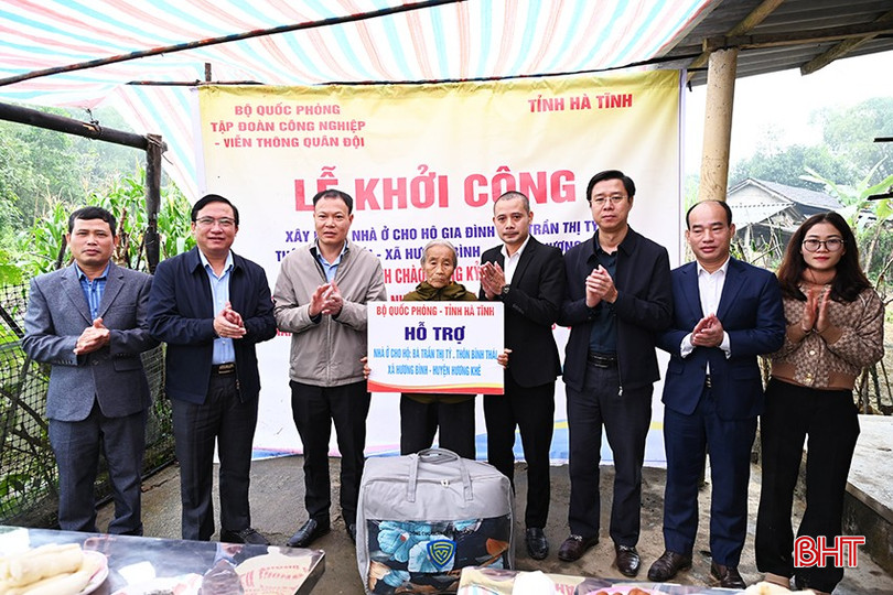 Lãnh đạo MTTQ tỉnh, huyện Hương Khê, nhà tài trợ tặng quà và trao biểu trưng hỗ trợ bà Trần Thị Tý. bqbht_br_2.jpg