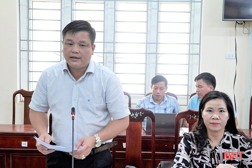 Phó Chủ tịch UBND huyện Hương Khê Trần Quốc Bảo báo cáo các nội dung chuẩn bị vận hành thử nghiệm mô hình xã mới. bqbht_br_4-9887.jpg
