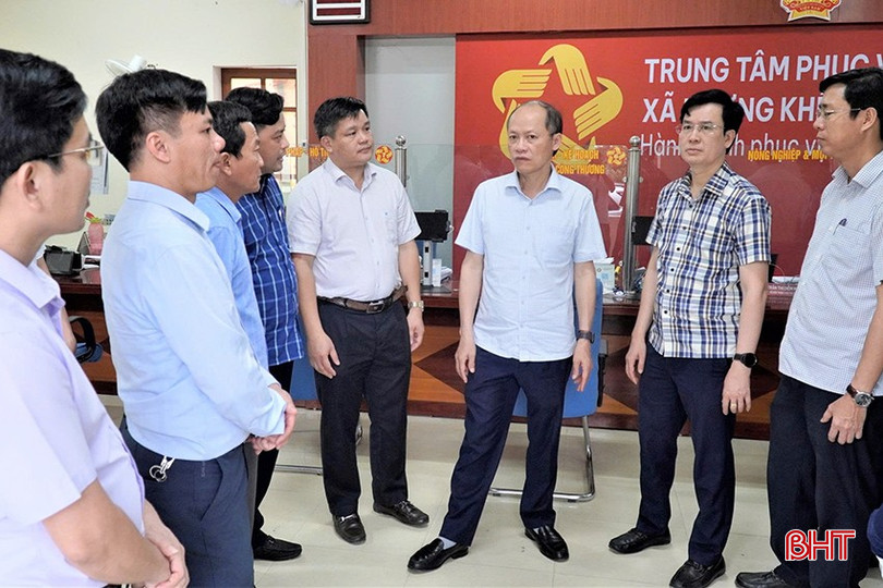 Phó Chủ tịch Thường trực UBND tỉnh Nguyễn Hồng Lĩnh kiểm tra thực tế tại Trung tâm Phục vụ hành chính công xã Hương Khê (mới). bqbht_br_1-8636.jpg