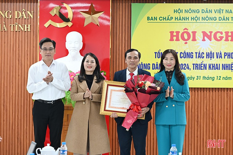 Tại hội nghị, lãnh đạo Ban Dân vận Tỉnh ủy, Đảng ủy Khối CCQ&DN tỉnh, Hội Nông dân tỉnh trao Bằng khen của Thủ tướng chính phủ cho ông Dương Trí Thức - Trưởng ban Xây dựng hội - Hội Nông dân tỉnh vì đã có nhiều đóng góp vào sự nghiệp xây dựng chủ nghĩa xã hội và bảo vệ Tổ quốc. bqbht_br_9.jpg