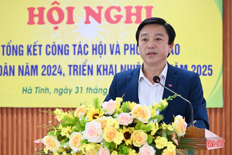 Chủ tịch Hội Nông dân huyện Hương Khê Đinh Công Tịu tham luận tại hội nghị. bqbht_br_2-7170.jpg
