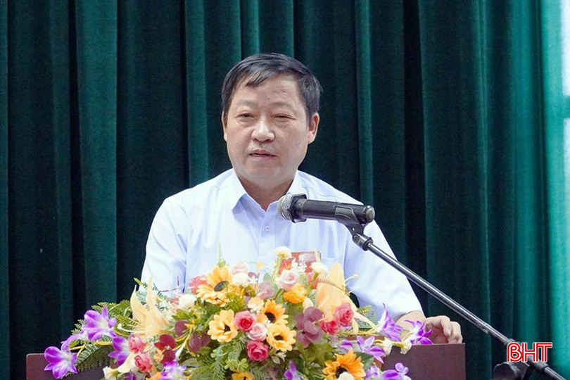 Được biết, trong đợt này, huyện Hương Khê tuyển dụng 28 chỉ tiêu, cụ thể: có 7 chỉ tiêu chức danh công chức Tư pháp – Hộ tịch; 9 chỉ tiêu chức danh công chức địa chính – nông nghiệp – xây dựng và môi trường (đối với xã); 4 chỉ tiêu chức danh công chức tài chính – kế toán; 6 chỉ tiêu chức danh công chức văn hoá – xã hội; 2 chỉ tiêu chức danh công chức chỉ huy trưởng BCH Quân sự xã. Trong ảnh: Ông Ngô Xuân Ninh - Chủ tịch UBND huyện, Chủ tịch Hội đồng tuyển dụng công chức cấp xã huyện Hương Khê đề nghị Hội đồng thi tuyển, ban giám sát phải thực hiện nghiêm qui chế thi tuyển.