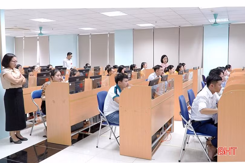 Sáng 29/7, UBND huyện Hương Khê tổ chức khai mạc vòng 1 kỳ thi tuyển công chức cấp xã năm 2024 với 85 thí sinh tham gia. Các thí sinh sẽ tham gia 2 phần thi theo hình thức trắc nghiệm, những thí sinh có điểm số cao sẽ tiếp tục vào vòng 2 (nghiệp vụ chuyên ngành).