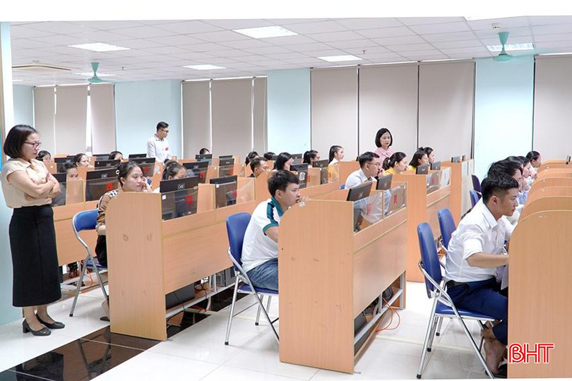 Sáng 29/7, UBND huyện Hương Khê tổ chức khai mạc vòng 1 kỳ thi tuyển công chức cấp xã năm 2024 với 85 thí sinh tham gia. Các thí sinh sẽ tham gia 2 phần thi theo hình thức trắc nghiệm, những thí sinh có điểm số cao sẽ tiếp tục vào vòng 2 (nghiệp vụ chuyên ngành).