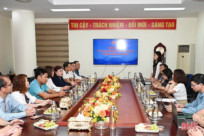Hội Doanh nghiệp Hà Tĩnh phía Nam làm việc với Báo Hà Tĩnh. bqbht_br_3.jpg