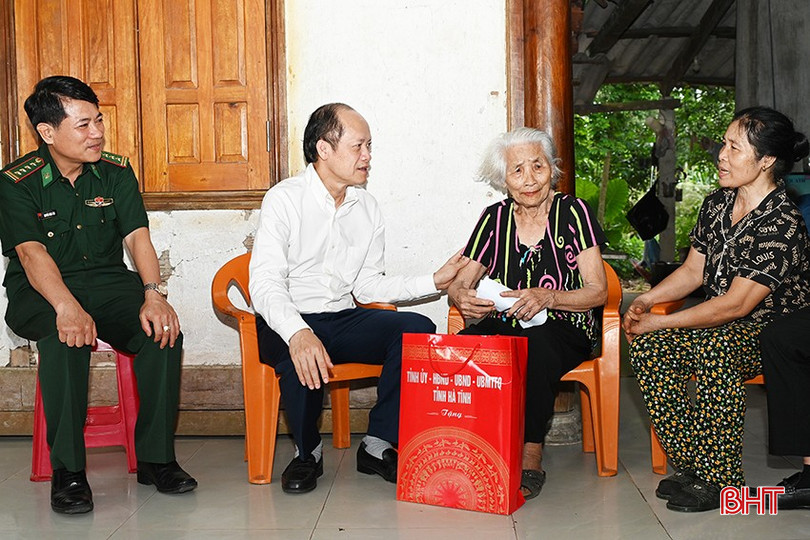 Đoàn đến thăm gia đình bà Trần Thị Lượng tại xã Hương Bình. bqbht_br_1-1707.jpg