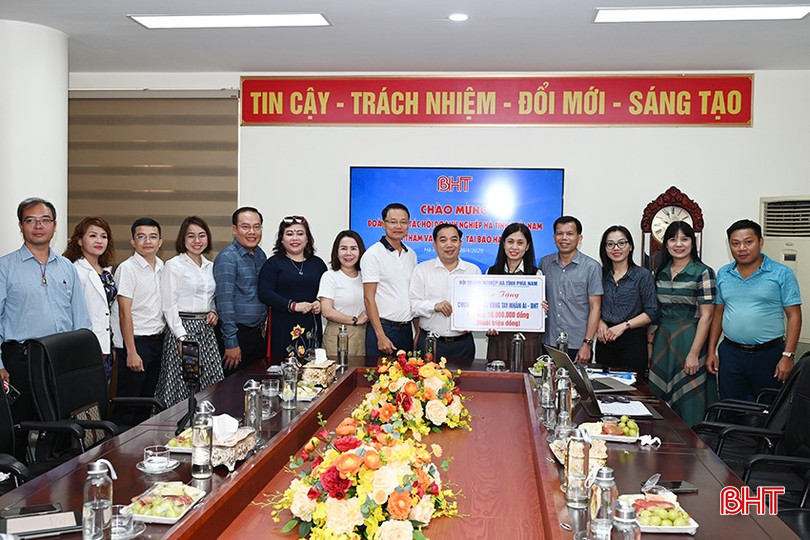 Dịp này, Hội Doanh nghiệp Hà Tĩnh phía Nam cũng trao 10 triệu đồng đến các hoàn cảnh khó khăn trong chương trình "Vòng tay nhân ái" của Báo Hà Tĩnh. bqbht_br_2.jpg