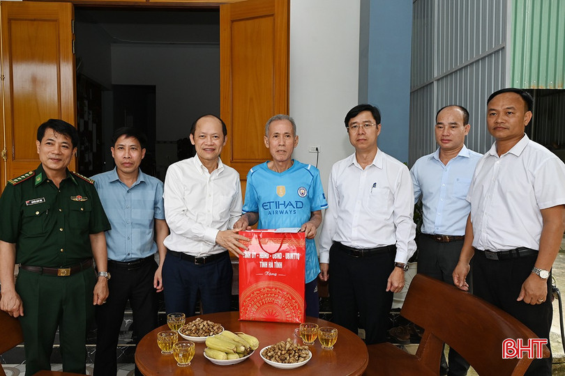 Đoàn cũng đến thăm, tặng quà gia đình ông Đặng Xuân Kim tại xã Hòa Hải. bqbht_br_2-3750.jpg
