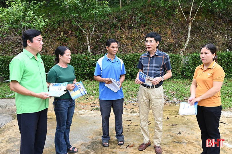 Cán bộ BHXH huyện Hương Khê, Hội Nông dân huyện băng đèo, vượt suối, đến tận thôn, bản để tuyên truyền về chính sách BHXH. 4-6567.jpg