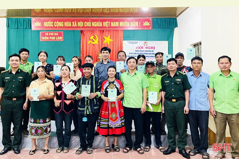 Người dân thôn biên giới Phú Lâm phấn khởi tham gia BHXH. 1-5786.jpg