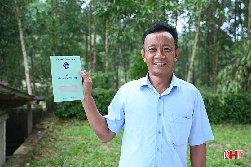 Ông Lê Văn Hòe – Trưởng thôn Phú Lâm phấn khởi khoe sổ BHXH. 2-7574.jpg