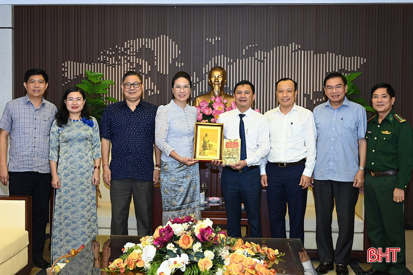 Phó Chủ tịch UBND tỉnh Lê Ngọc Châu giới thiệu thêm về văn hóa Hà Tĩnh và tặng quà lưu niệm cho đoàn công tác. 1-7694.jpg
