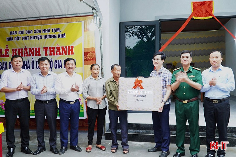 Đại diện lãnh đạo các sở, ngành cấp tỉnh và huyện Hương Khê dự lễ khánh thành nhà ở thuộc chương trình xóa nhà tạm năm 2025. bqbht_br_1-6111.jpg