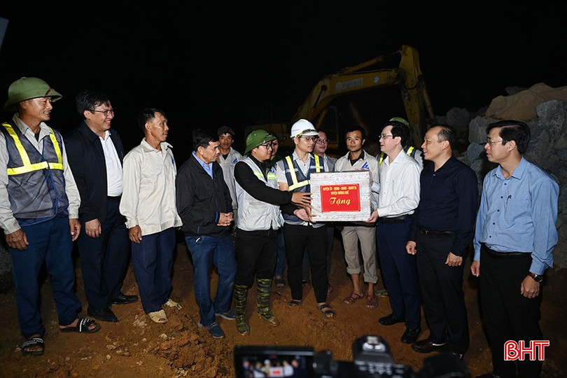 ... và tặng quà động viên công nhân thi công. bqbht_br_3.jpg