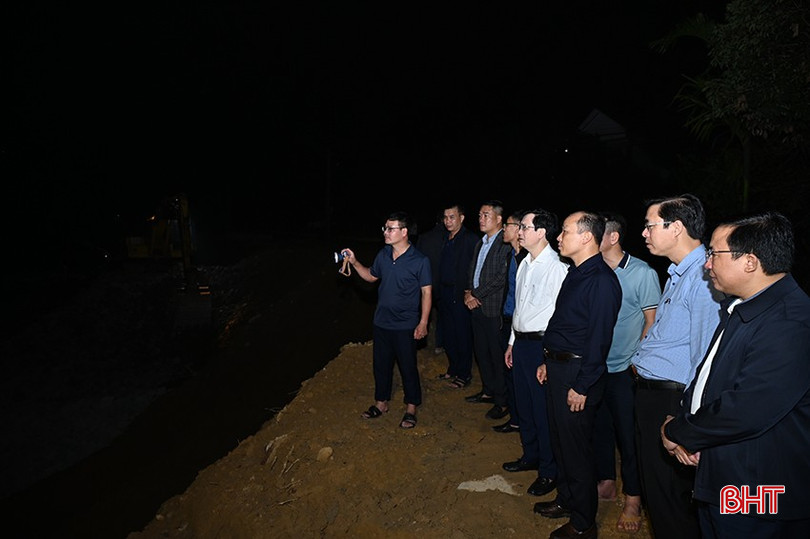 Lãnh đạo huyện Hương Khê đi kiểm tra, đôn đốc nhà thầu... bqbht_br_4.jpg