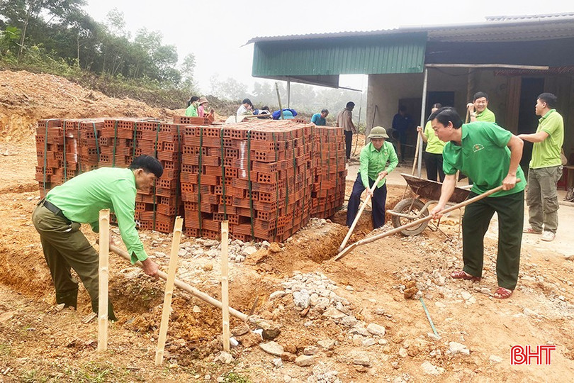 Hội Nông dân huyện Hương Khê hỗ trợ hội viên nghèo xóa nhà tạm. bqbht_br_1.jpg