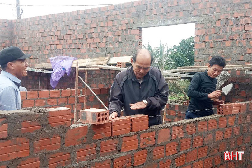Nông dân Cẩm Xuyên trực tiếp mang "đồ nghề" xây nhà giúp hội viên nghèo. bqbht_br_2.jpg