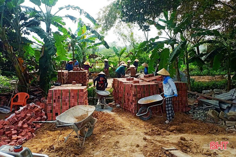 Hội viên, nông dân các địa phương ở Hà Tĩnh có mặt ở hầu hết các “công trường nhà ở” để giúp đỡ, hỗ trợ “bạn cày” khó khăn. bqbht_br_4.jpg