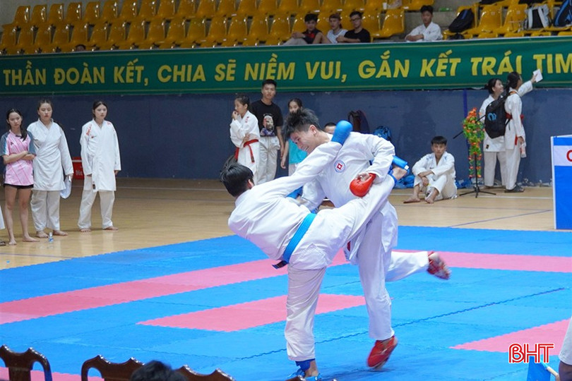 Đoàn vận động viên karate huyện Hương Khê tham gia thi đấu giải karate toàn tỉnh năm 2024 với 22 vận động viên. 4.jpg