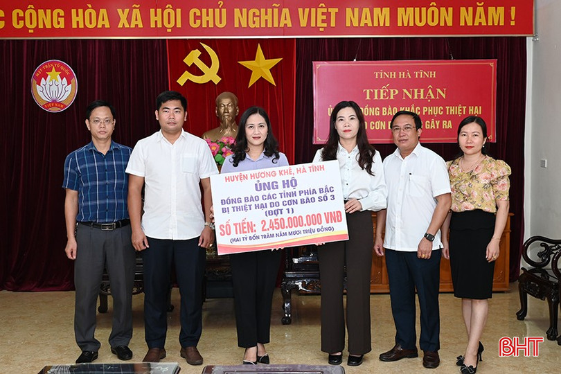 Lãnh đạo huyện Hương Khê trao biểu trưng ủng hộ 2,45 tỷ đồng cho Nhân dân các tỉnh phía Bắc bị thiệt hại do bão số 3. Lãnh đạo huyện Hương Khê trao biểu trưng ủng hộ 2,45 tỷ đồng cho Nhân dân các tỉnh phía Bắc bị thiệt hại do bão số 3.