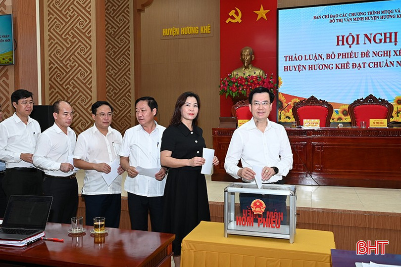 Trước đó, BCĐ các chương trình mục tiêu quốc gia và xây dựng NTM, đô thị văn minh huyện Hương Khê đã bỏ phiếu nhất trí đề nghị xét, công nhận huyện đạt chuẩn NTM với tỷ lệ 100%. bqbht_br_1-4317.jpg