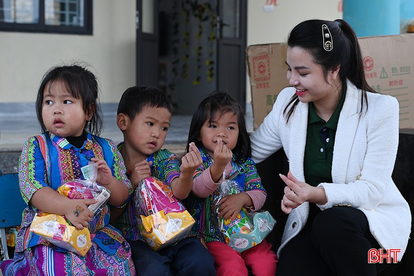Ngoài hỗ trợ về vật chất, các đơn vị, doanh nghiệp còn tổ chức các hoạt động vui chơi, giao lưu văn hóa, văn nghệ. bqbht_br_3-742.jpg