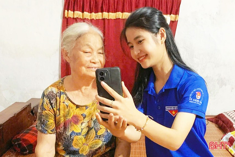 Các tổ CĐS cộng đồng xã Cẩm Lĩnh (Cẩm Xuyên) hướng dẫn bà con Nhân dân sử dụng các tiện ích của CĐS. bqbht_br_4.jpg