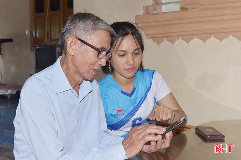 Mặc dù được cán bộ thôn hỗ trợ nhiệt tình nhưng do tuổi cao, ông Đặng Phúc Long (xã hà Linh) vẫn chưa thuần thục được các giao dịch thanh toán ngân hàng trên thiết bị điện thoại thông minh. 3.jpg