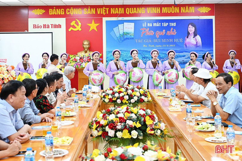 ការសម្តែងនៅក្នុងពិធីសម្ពោធការប្រមូលកំណាព្យ bqbht_br_4.jpg