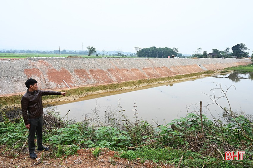Anh Trần Đình Chuyên (thôn 1, xã Hương Thủy) có hơn 1 sào đất lúa bị ngập úng. bqbht_br_3.jpg