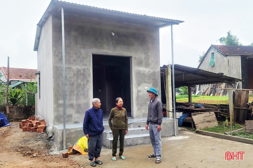 خانم نگوین تی لان، همزمان با نزدیک شدن به تکمیل خانهاش، شادی خود را با همسایگانش به اشتراک گذاشت. bqbht_br_1.jpg