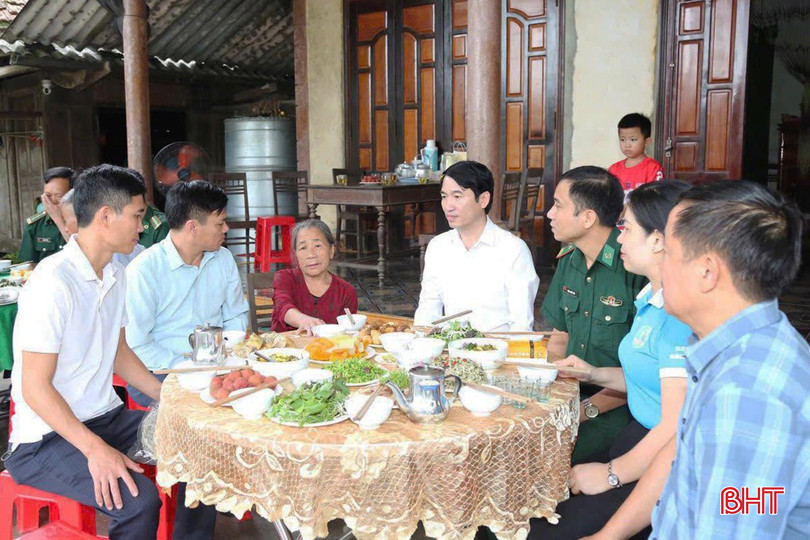 کمیته حزب، کمیته مردمی و کمیته جبهه میهنی کمون هونگ بین، با هماهنگی ایستگاه مرزبانی هوآ های، ضیافت شامی صمیمانه در منزل خانم له تی نهی در روستای بین تان ترتیب دادند. bqbht_br_3.jpg