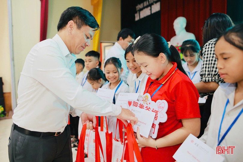 رهبران کمون بورسیههایی را از حامیان مالی به دانشآموزان محرومی که بر مشکلات غلبه کردهاند، اهدا کردند. bqbht_br_5.jpg