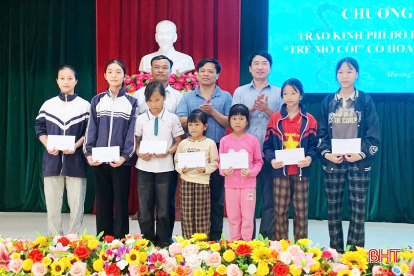 رهبران کمون هونگ بین، کمکهای مالی اهدا شده توسط خیرین برای کودکان یتیم را ارائه دادند. bqbht_br_4.jpg