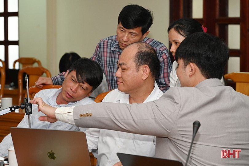 Cán bộ y tế Hà Tĩnh trải nghiệm công cụ AI trong khám, chẩn đoán bệnh thông qua hình ảnh/video, không cần cảm biến tiếp xúc trực tiếp. bqbht_br_6.jpg