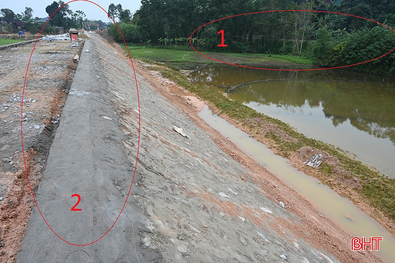 Các thửa ruộng bị ngập úng nằm giữa tuyến đường sắt cũ (1) và đường sắt mới (2). bqbht_br_them.jpg