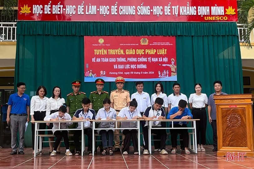Đại diện nhà trường, giáo viên và học sinh ở Hương Khê ký cam kết về việc thực hiện nghiêm các quy định về pháp luật khi tham gia giao thông. Đại diện nhà trường, giáo viên và học sinh ở Hương Khê ký cam kết về việc thực hiện nghiêm các quy định về pháp luật khi tham gia giao thông.