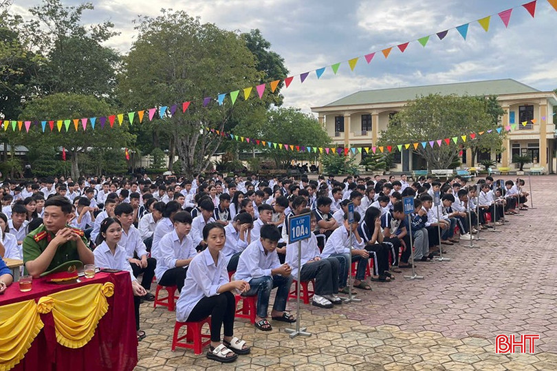 Hoạt động tuyên truyền giúp giáo viên và học sinh ở huyện Hương Khê hiểu biết hơn về Luật ATGT. Hoạt động tuyên truyền giúp giáo viên và học sinh ở huyện Hương Khê hiểu biết hơn về Luật ATGT.