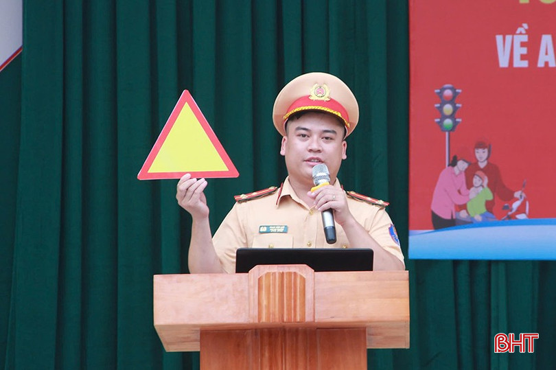 Cán bộ công an giới thiệu các kỹ năng tham gia giao thông an toàn. a1.jpg