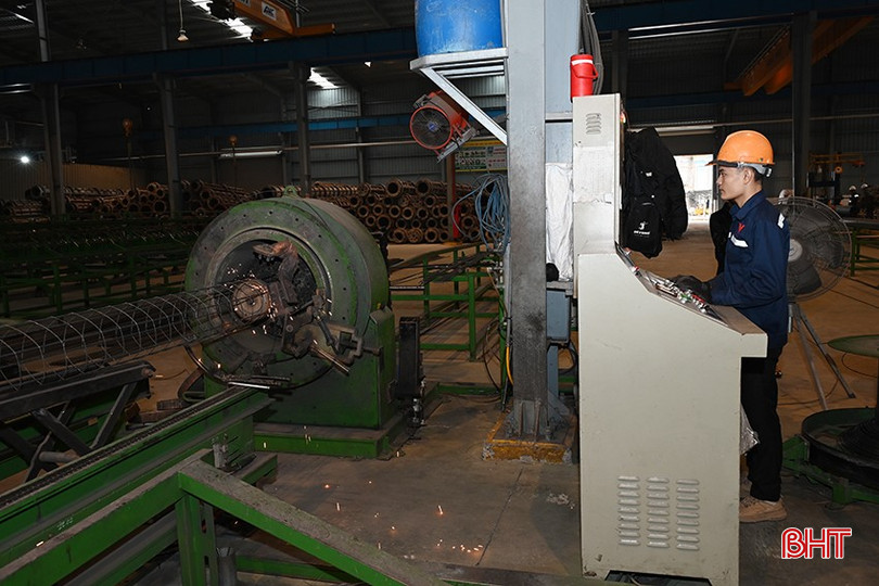 Công ty TNHH Sản xuất cấu kiện công nghệ cao Viết Hải mạnh dạn đầu tư gần 86 tỷ đồng cho các dây chuyền, thiết bị công nghệ mới. bqbht_br_4-9768.jpg