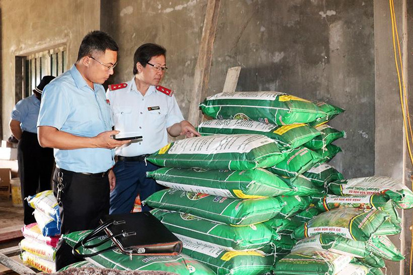 Đoàn kiểm tra một cơ sở kinh doanh phân bón trên địa bàn huyện Kỳ Anh. 1.jpg