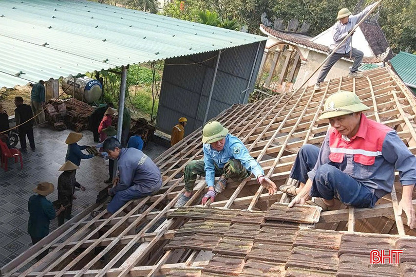 Hội viên Hội Cựu chiến binh xã Thạch Sơn hỗ trợ xây dựng nhà ở giúp ông Nguyễn Công Mạo. bqbht_br_6.jpg