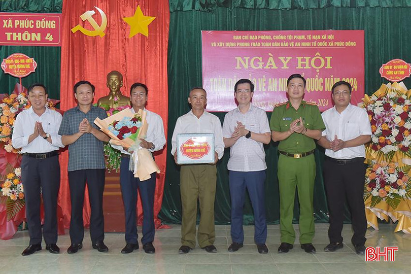 Lãnh đạo huyện Hương Khê tặng quà chúc mừng cán bộ, đảng viên và Nhân dân thôn 4, xã Phúc Đồng. Lãnh đạo huyện Hương Khê tặng quà chúc mừng cán bộ, đảng viên và Nhân dân thôn 4, xã Phúc Đồng.