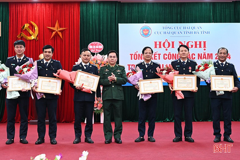 Lãnh đạo Bộ Chỉ huy Bộ đội Biên phòng tỉnh khen thưởng các tập thể, cá nhân có thành tích xuất sắc trong công tác phối hợp thực hiện nhiệm vụ. bqbht_br_3-2836.jpg