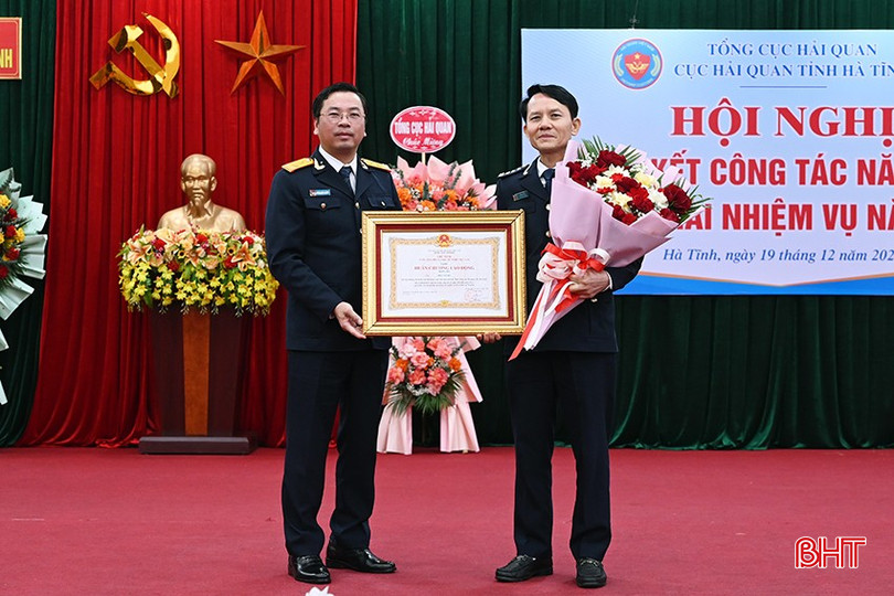 Lãnh đạo Tổng cục Hải quan trao Huân chương Lao động hạng Ba của Chủ tịch nước cho ông Thái Văn Hà – Đội trưởng Đội Kiểm soát phòng chống ma túy. bqbht_br_4-9246.jpg