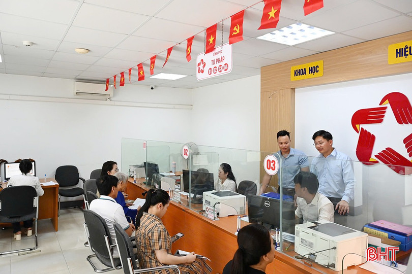 Hoạt động chính quyền số tại phường Thành Sen không ngừng nỗ lực để hoàn thiện, phục vụ khá hiệu quả các dịch vụ hành chính công cung cấp cho DN và người dân khi vận hành mô hình chính quyền địa phương 2 cấp. bqbht_br_a4.jpg