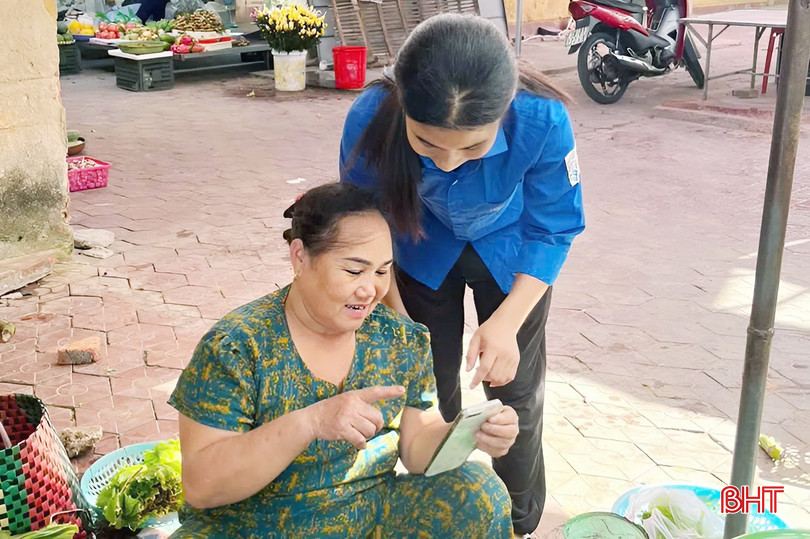 Tổ chuyển đổi số cộng đồng xã Mai Phụ biến chợ dân sinh thành “lớp học số”. bqbht_br_2-7359.jpg